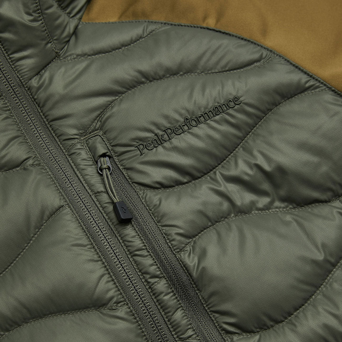 PEAK PERFORMANCE Giacca Helium Down Hybrid Onde Donna Pine Needle Snap Green G79445 030 PINE NEEDLE/SNAP GREEN 